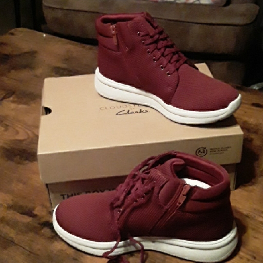 NWT Sz 6 Clark's Cloudsteppers Maroon Colored Zip/tie ankle Shoes